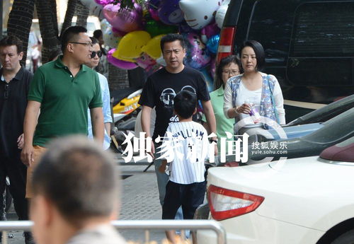 獨(dú)家 王中磊全家出行 夫妻牽手逛街兒子活潑